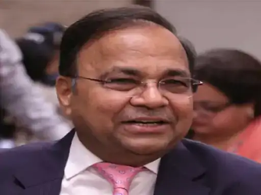 रिटायर्ड IAS विवेक ढांड।